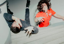 Xiu Xiu lança cover sombrio e melancólico de “Dancing On My Own”, sucesso de Robyn