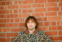 Angelo De Augustine anuncia o álbum ‘Angel in Plainclothes’ e lança o single “Mirror Mirror”