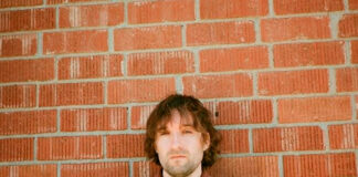 Angelo De Augustine anuncia o álbum ‘Angel in Plainclothes’ e lança o single “Mirror Mirror”