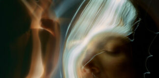 Anna Prior, do Metronomy, lança o EP solo ‘Firefly’ e o videoclipe do cover de “No More Drama”