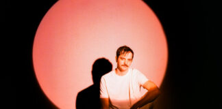 Bayonne traduz em versos o processo do luto no single “Multiphase”