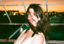 Buzzy Lee anuncia o álbum ‘Shoulder to Shoulder’ e lança o single “Bad Company”