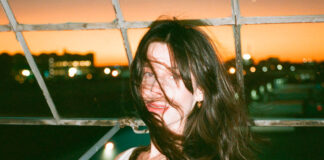 Buzzy Lee anuncia o álbum ‘Shoulder to Shoulder’ e lança o single “Bad Company”