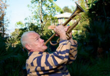 Flea lança “Thinkin Bout You”, versão de Frank Ocean, do álbum ‘Honora’