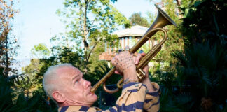 Flea lança “Thinkin Bout You”, versão de Frank Ocean, do álbum ‘Honora’