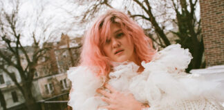 Grace Ives anuncia o álbum ‘Girlfriend’ e lança o single “Stupid Bitches”