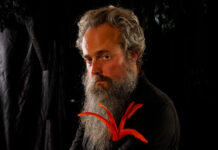 Iron & Wine retrata a profunda conexão entre dois amantes no single “Roses”