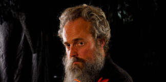 Iron & Wine retrata a profunda conexão entre dois amantes no single “Roses”
