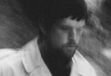 James Blake sonha sobre um amor intenso que se desfaz em “I Had a Dream She Took My Hand”