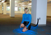 Kim Gordon aborda o embate de poder entre humanos e máquinas em “DIRTY TECH”