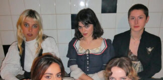 The Last Dinner Party lança “Let’s Do It Again!”, faixa do álbum colaborativo ‘HELP(2)’