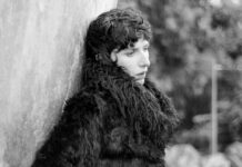 Aldous Harding anuncia o álbum ‘Train on the Island’ e lança o single “One Stop”