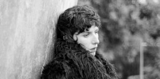 Aldous Harding anuncia o álbum ‘Train on the Island’ e lança o single “One Stop”