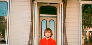 Angelo De Augustine lança o single “Empty Shell” e o curta ‘Can I Come Back to Earth?’