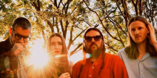 Dry Cleaning expressa o conflito entre se expor e se esconder diante da fama em “Sliced by a Fingernail”