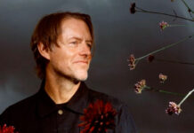 Ed O’Brien, do Radiohead, anuncia o álbum solo ‘Blue Morpho’ e lança a faixa-título