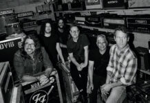 Foo Fighters reflete sobre sentimentos de confusão e indecisão em “Caught In The Echo”
