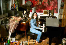 Joan As Police Woman comemora os 20 anos do álbum de estreia com releituras em ‘Real Life Evolution’