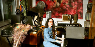 Joan As Police Woman comemora os 20 anos do álbum de estreia com releituras em ‘Real Life Evolution’