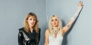 Lambrini Girls traz uma crítica ácida ao universo da fama em “Cult of Celebrity”