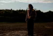 Lecx Stacy encara a ansiedade e o amor idealizado em “Safe In Your Hands, I Clasp”