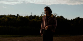 Lecx Stacy encara a ansiedade e o amor idealizado em “Safe In Your Hands, I Clasp”