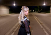 Lindsey Troy retrata a angústia de pensamentos obsessivos em “Six Shades of Grey”