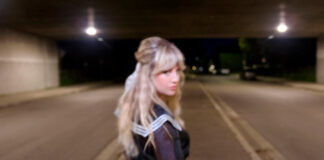 Lindsey Troy retrata a angústia de pensamentos obsessivos em “Six Shades of Grey”