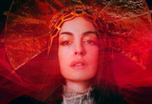 Anne Hathaway canta “Burial”, faixa escrita com Charli XCX para o filme ‘Mother Mary’