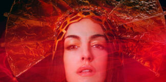 Anne Hathaway canta “Burial”, faixa escrita com Charli XCX para o filme ‘Mother Mary’