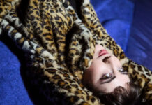 Rosa Walton canta um relacionamento quase mágico no single “Halfway Round The World”