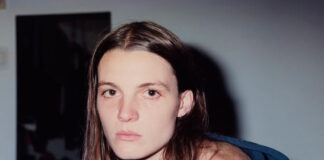 Sophia Stel ironiza pessoas invejosas e falsas que falam demais no single “Bitches Talk Shit”