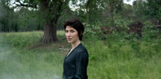 Aldous Harding lança “Coats”, single do álbum ‘Train on the Island’