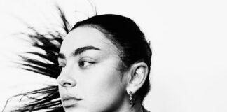 Charli XCX acredita que a pista de dança está morta e lança o single “Rock Music”