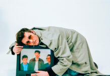 Yard Act anuncia o álbum ‘You’re Gonna Need A Little Music’ e lança o single “Redeemer”