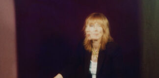 Beth Orton canta sobre superar perdas e reconstruir a própria vida em “Otherside”