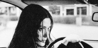 Dottie Andersson retrata dúvidas e desilusões amorosas no single “Wash my hair”