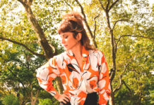 Nicole Atkins retrata solidão e autoestima no single “Singing in the Mirror”