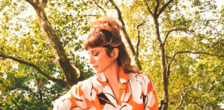 Nicole Atkins retrata solidão e autoestima no single “Singing in the Mirror”