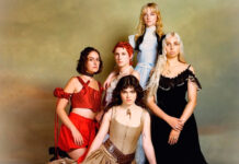 The Last Dinner Party encerra era de ‘From The Pyre’ com videoclipe de “Knocking at the Sky”
