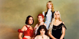 The Last Dinner Party encerra era de ‘From The Pyre’ com videoclipe de “Knocking at the Sky”