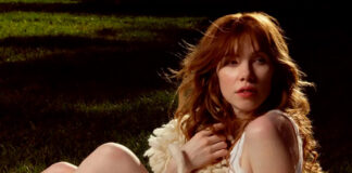 Carly Rae Jepsen destaca laços afetivos que vão além da família de sangue em “Motivation”