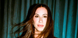 Alanis Morissette regrava a clássica “Season Of The Witch”, de Donovan, para a série ‘Yaga’