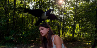 Emma Ogier anuncia o álbum de estreia ‘Fly 1111’ e lança o single “Hands Tied”