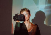 Perfume Genius lança “Natural High”, faixa inédita para o espetáculo ‘The Lesson’