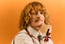 Planningtorock transforma o processo de se assumir trans para a mãe em faixa emocionante