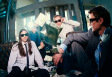 DIIV ironiza a busca por riqueza e poder no single “Trillions”